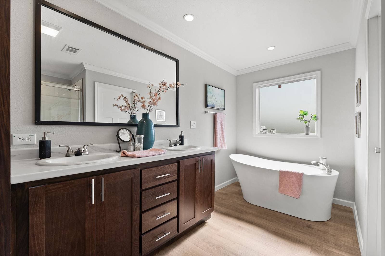 Titan extreme 2856h bathroom home features