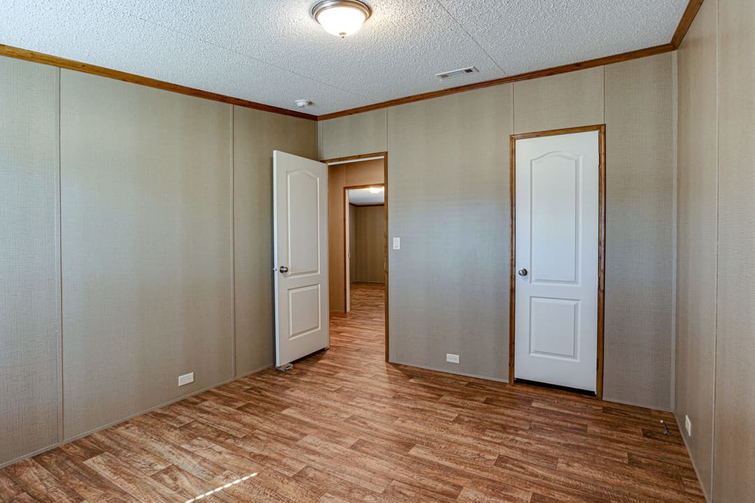 Heritage h-3256-42a bedroom home features