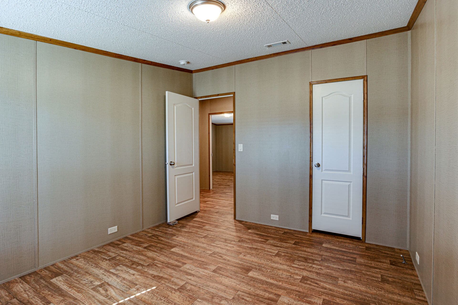 Heritage h-3256-42a bedroom home features