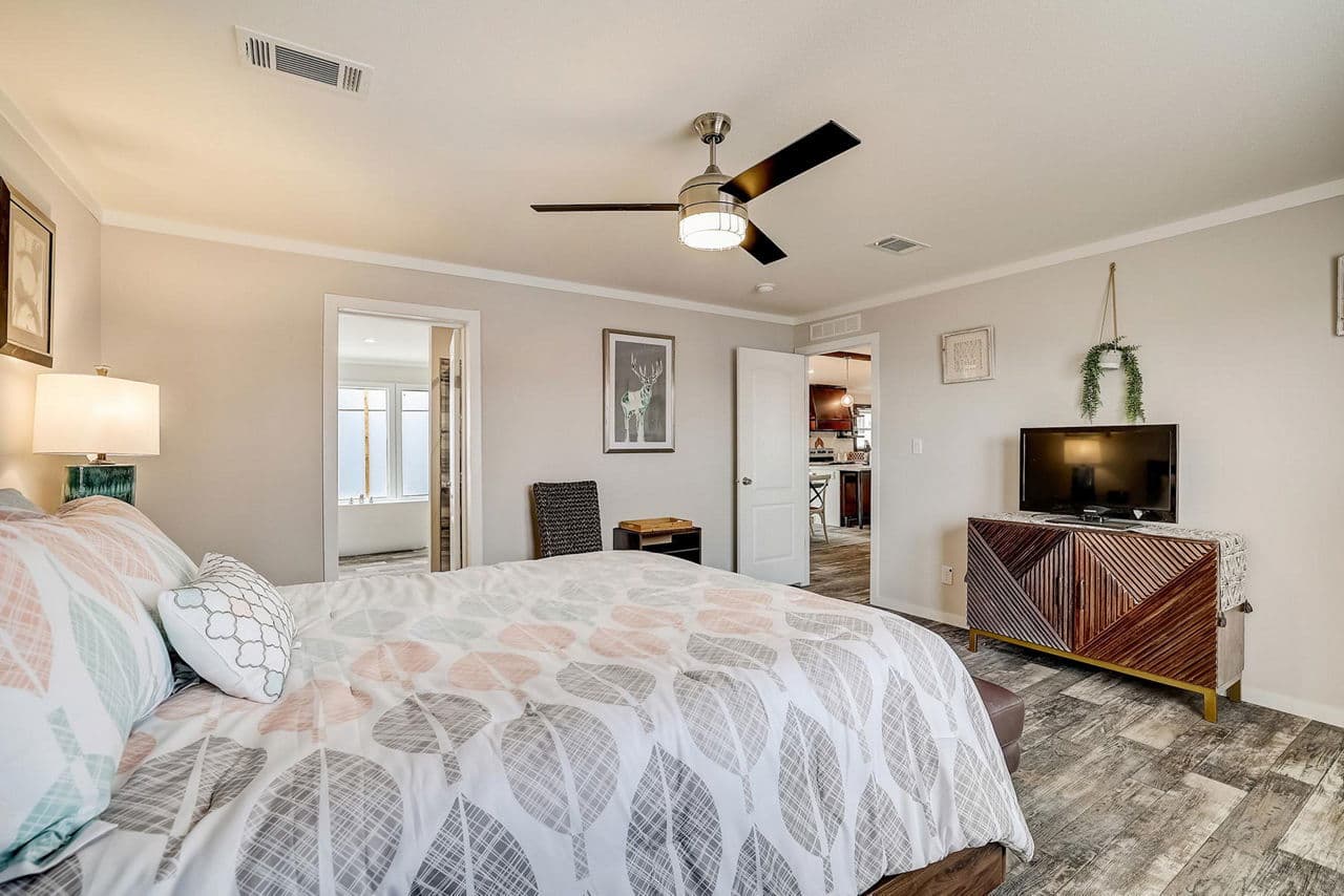 The desire bedroom home features