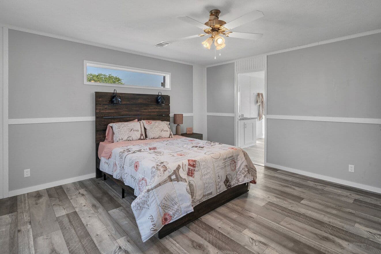 Valu premier 32684g interior and bedroom home features