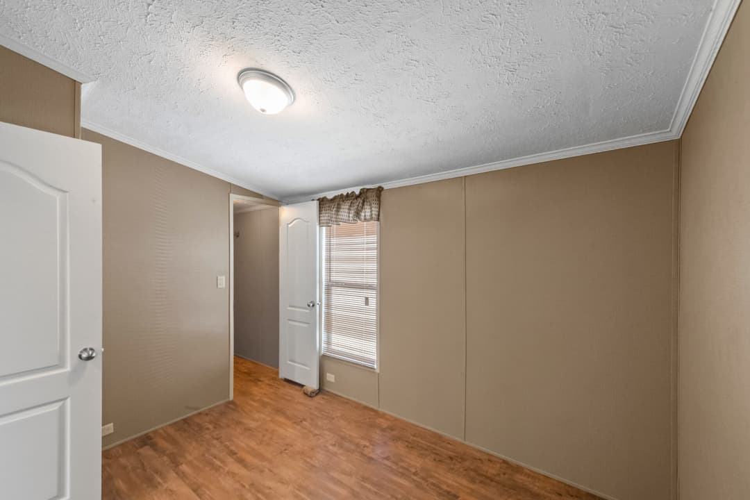 Classic c-1880-32f bedroom home features