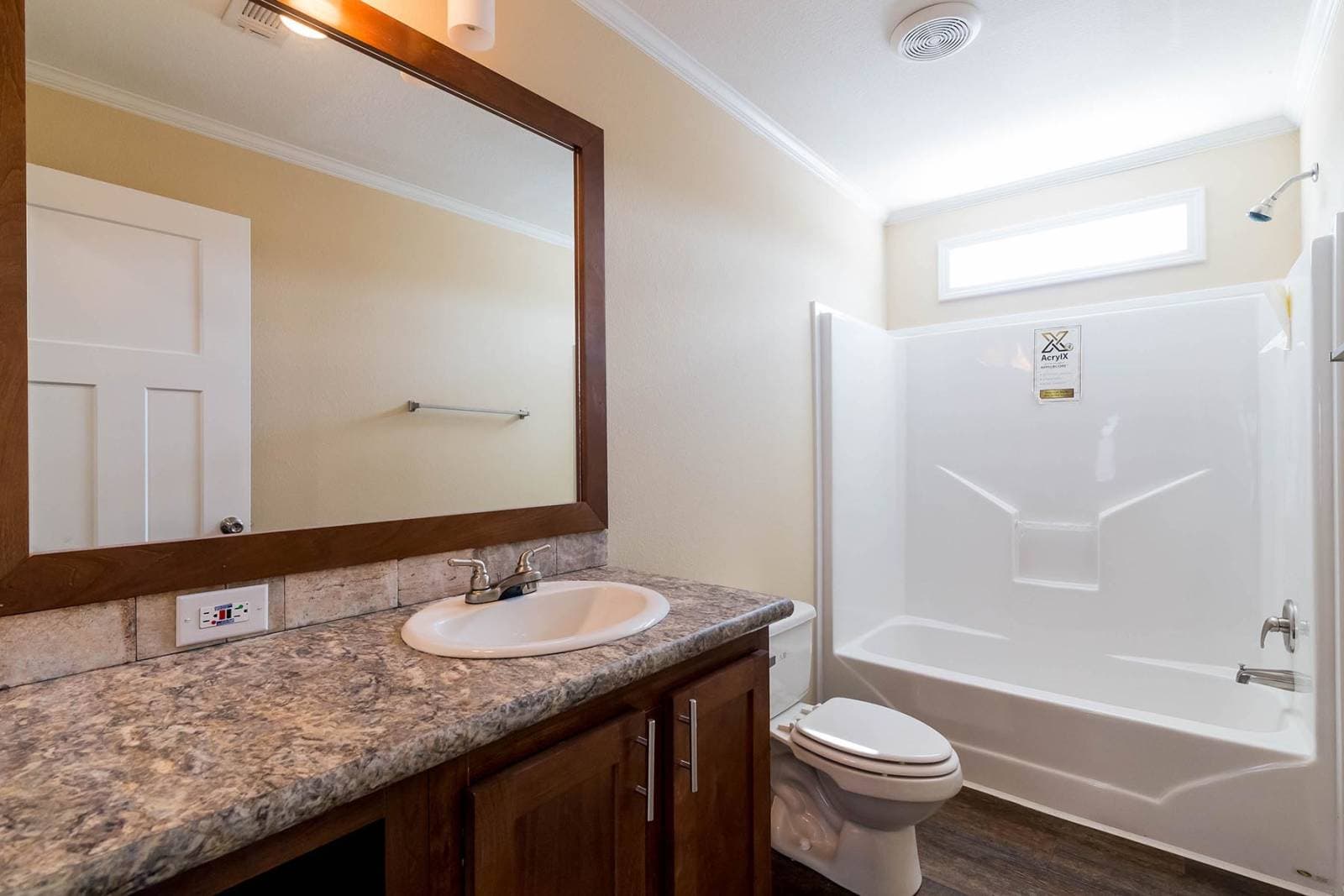 Titan extreme 3248e bathroom home features