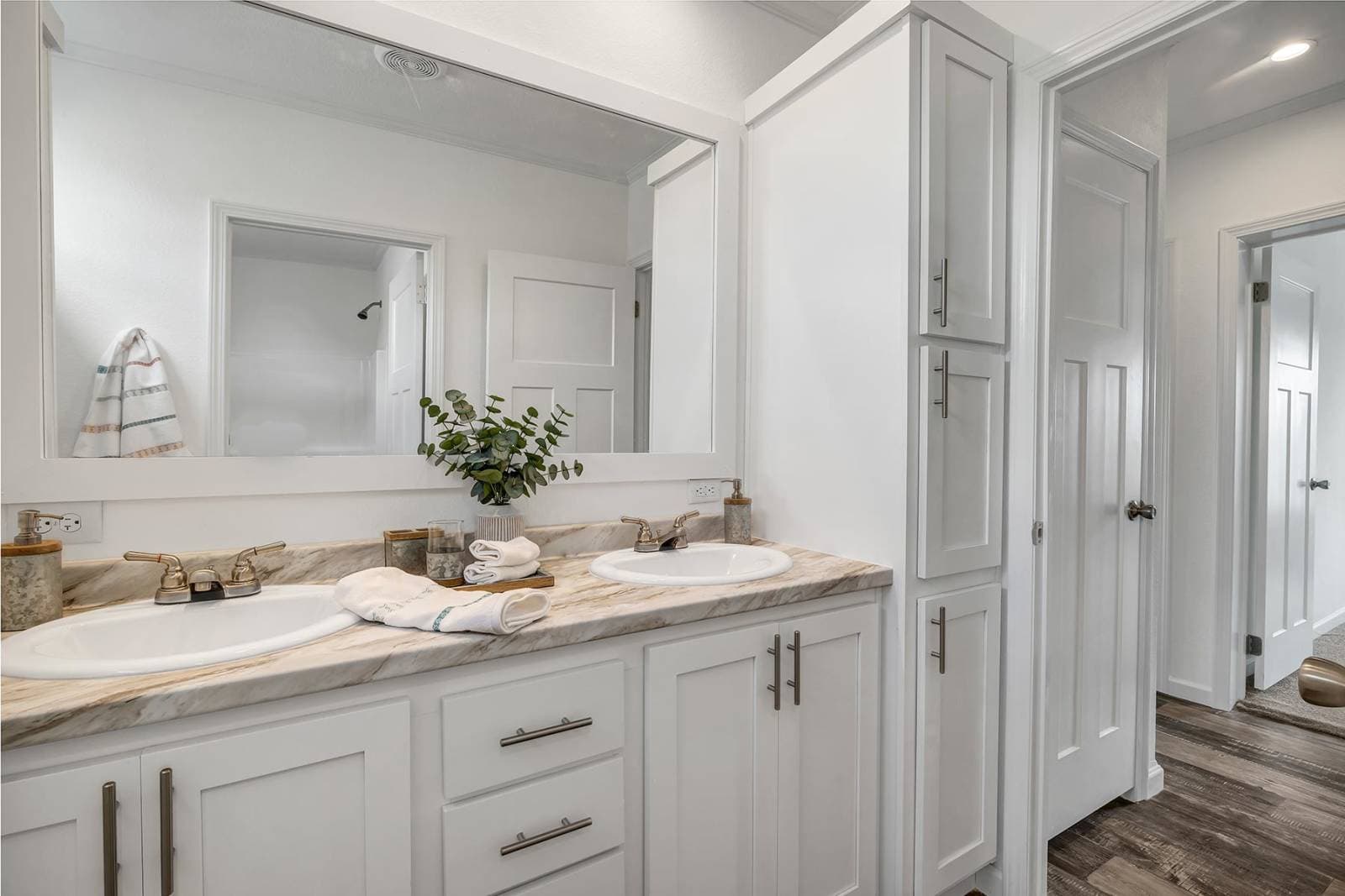 Titan extreme 3272c bathroom home features