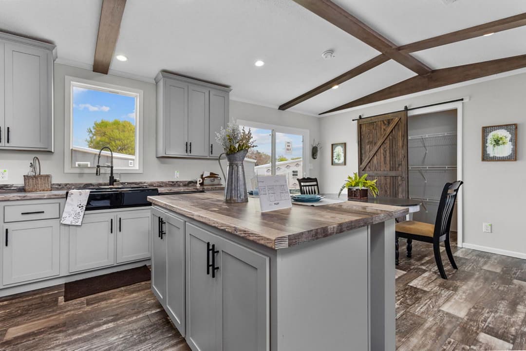 Poydras 3 bedroom hero and kitchen home features