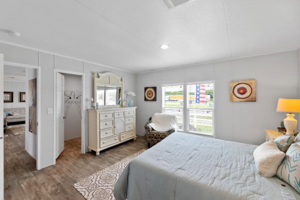 Pinnacle 28603p bedroom home features