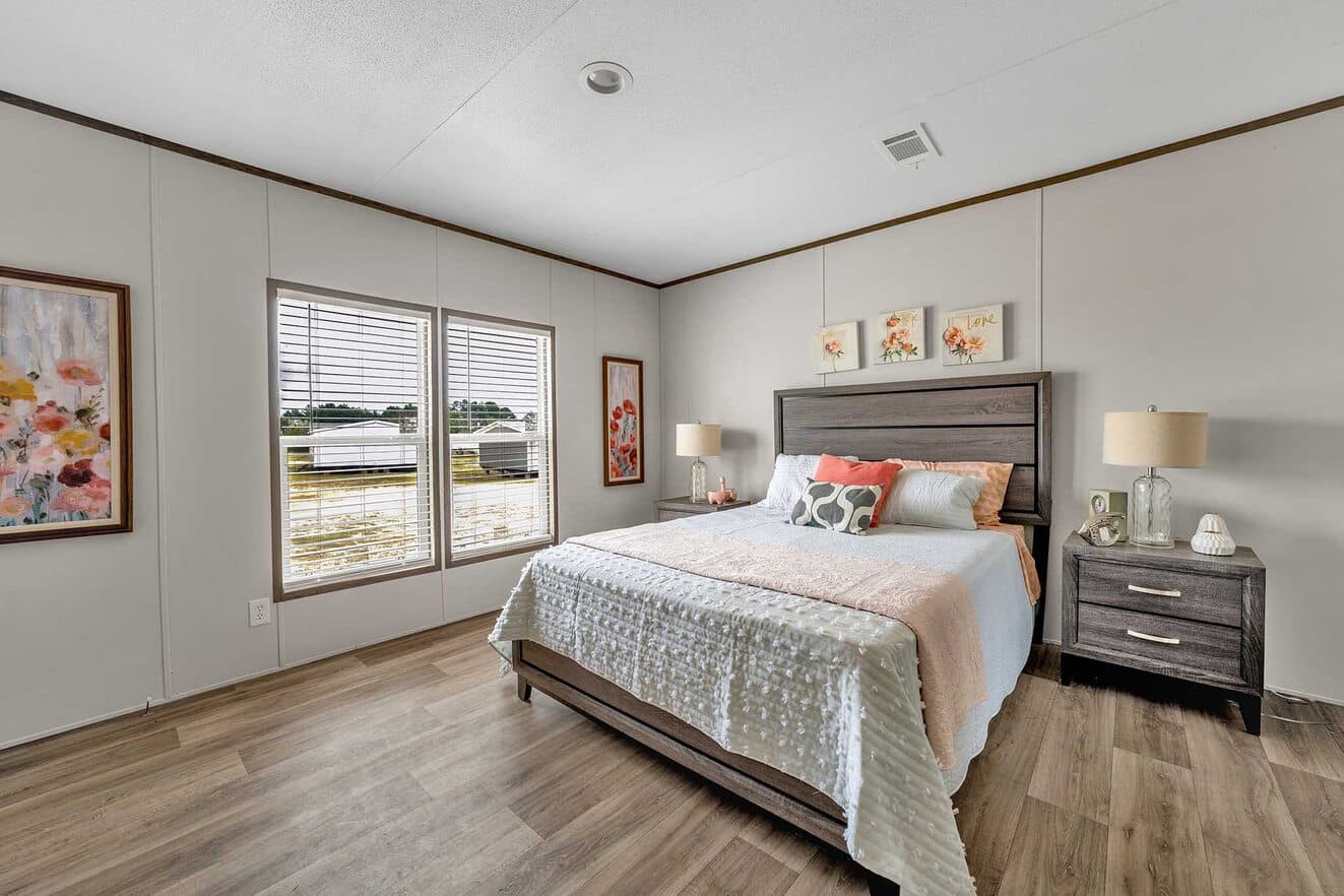 Pinnacle 28483p bedroom home features