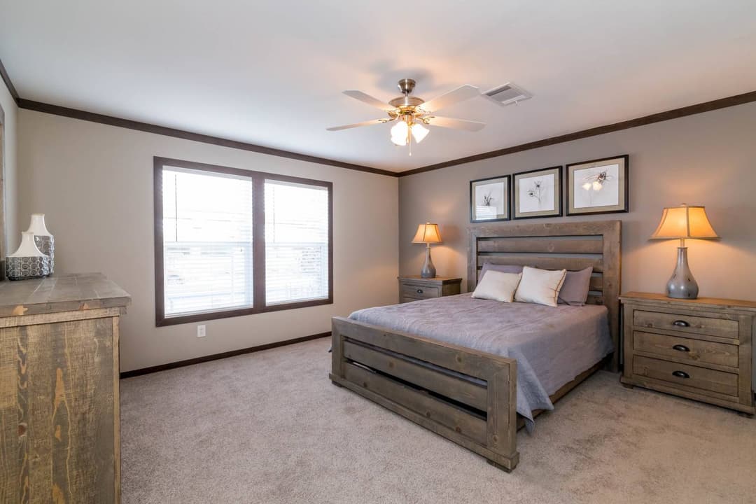 Titan extreme 3272c bedroom home features