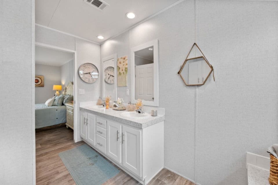 Pinnacle 28603p bathroom home features