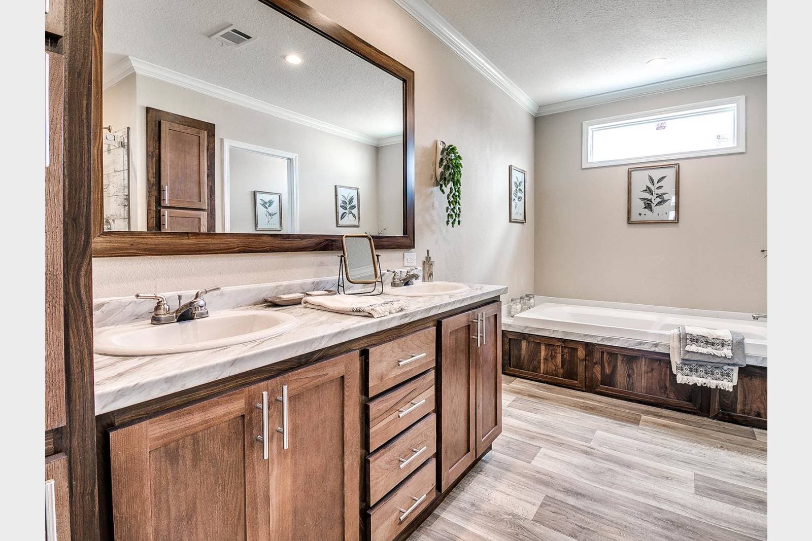 Titan extreme 3276t [the memphis] bathroom home features