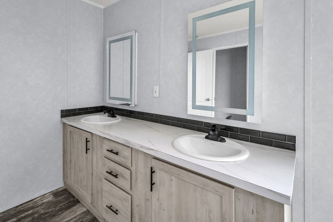 Valu premier 32724g interior and bathroom home features