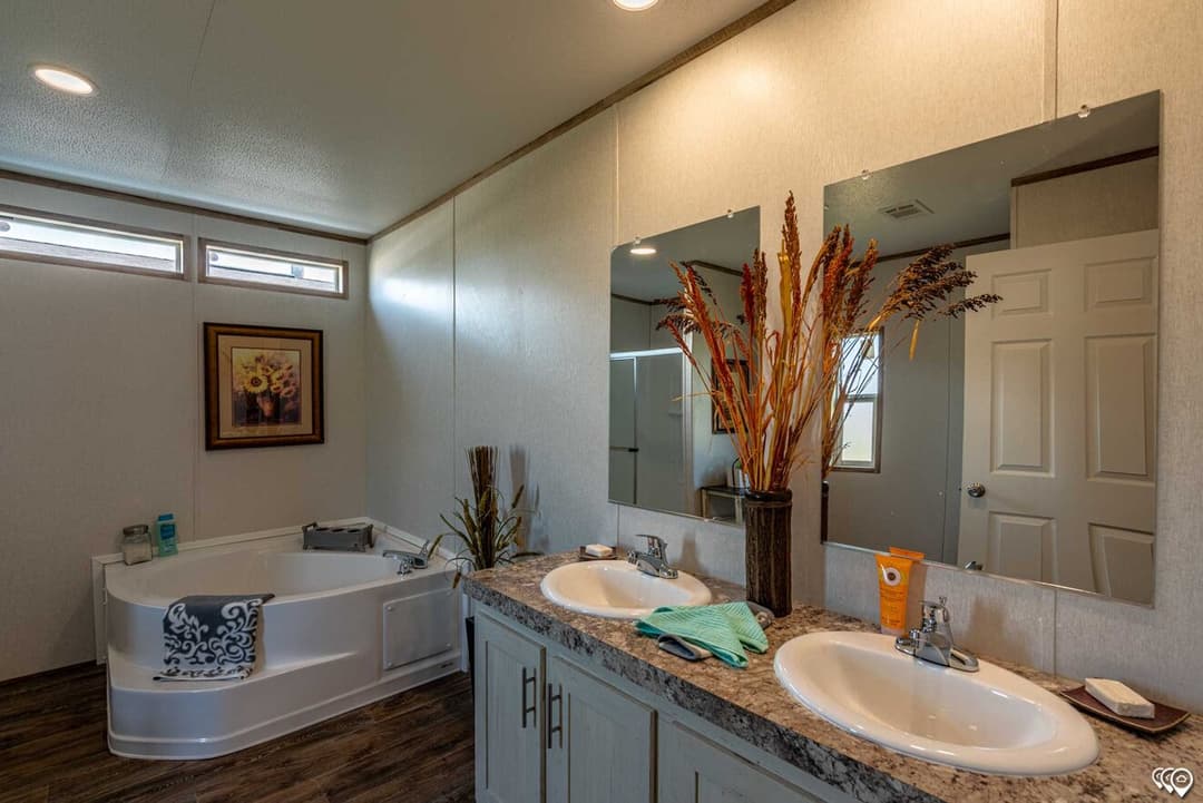 Pinnacle 28563p bathroom home features