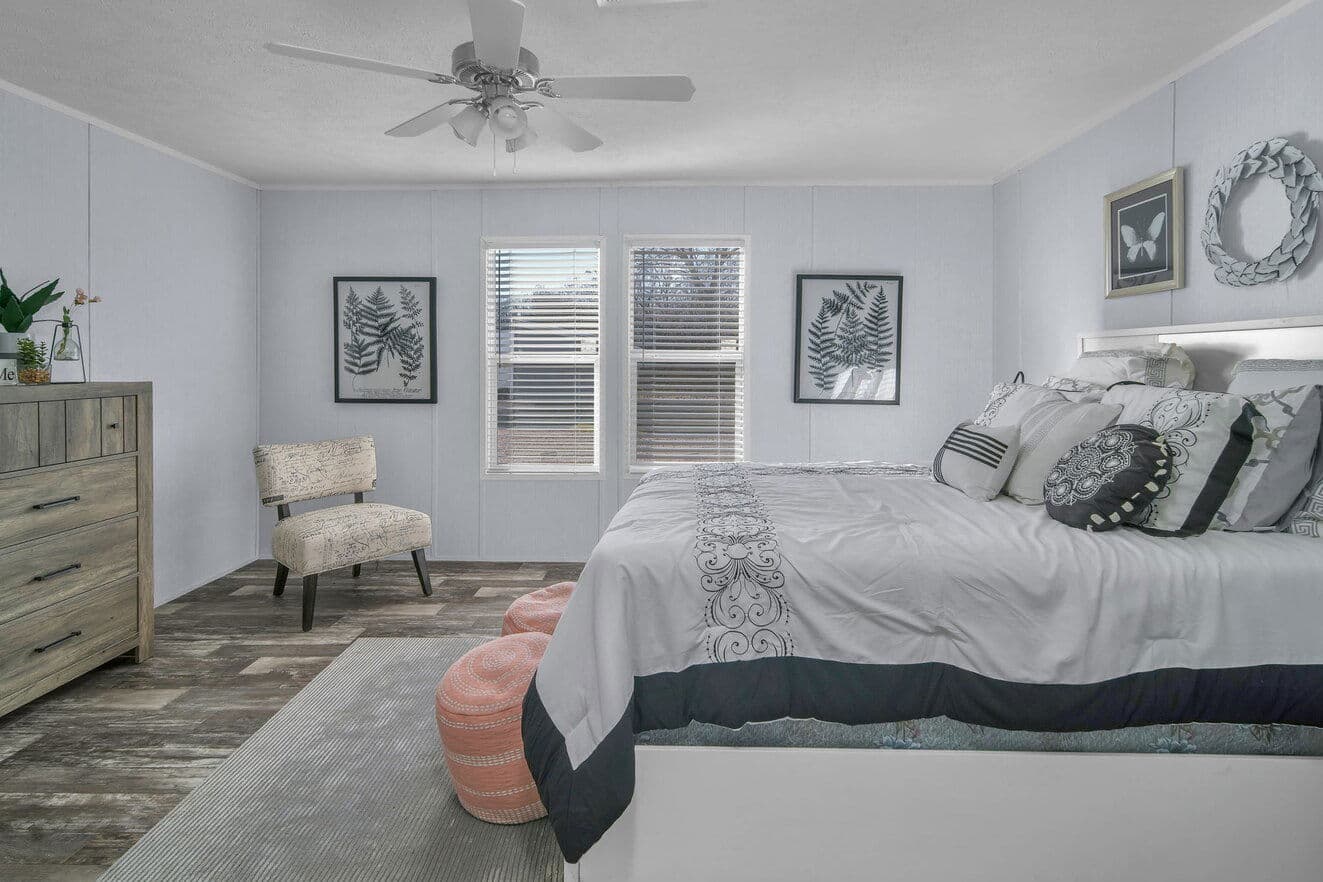 Valu 28563u interior and bedroom home features