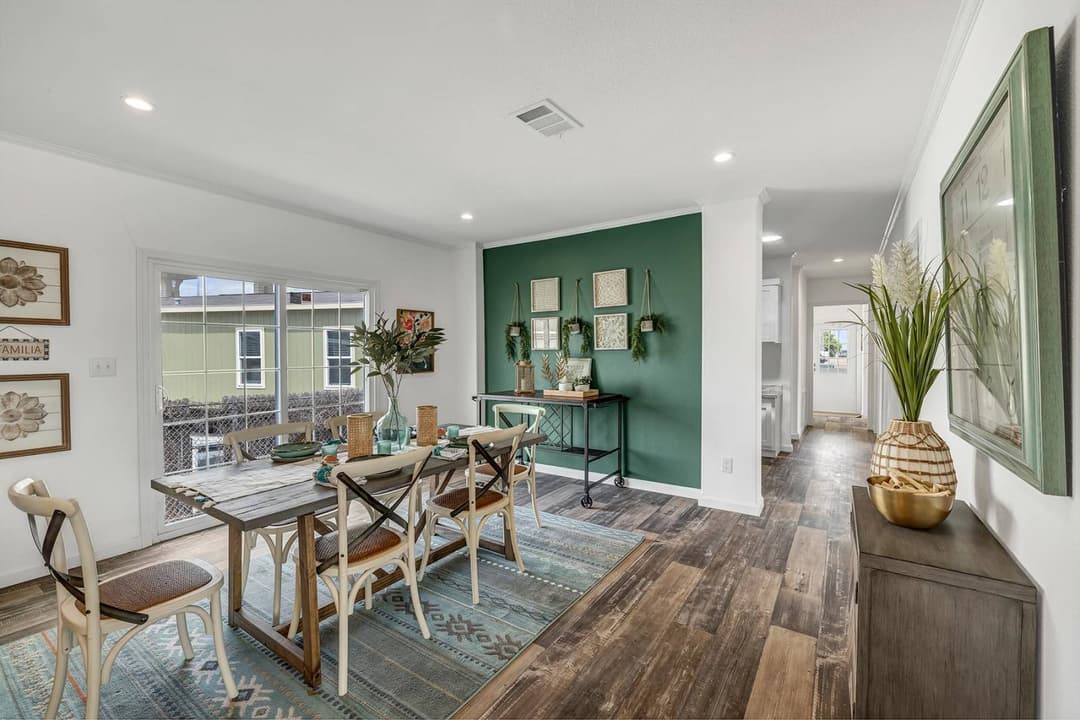 Titan extreme 3272c interior home features