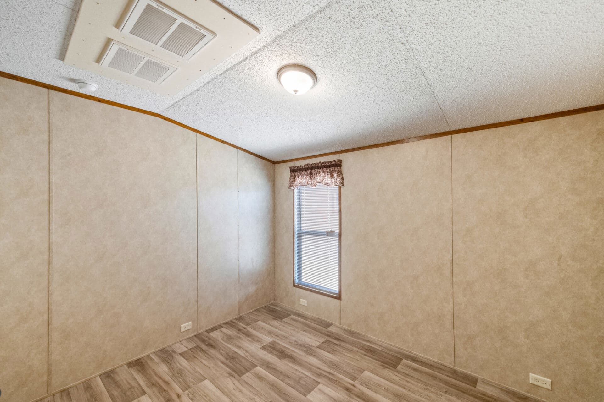 Heritage h-1680-32flp bedroom home features