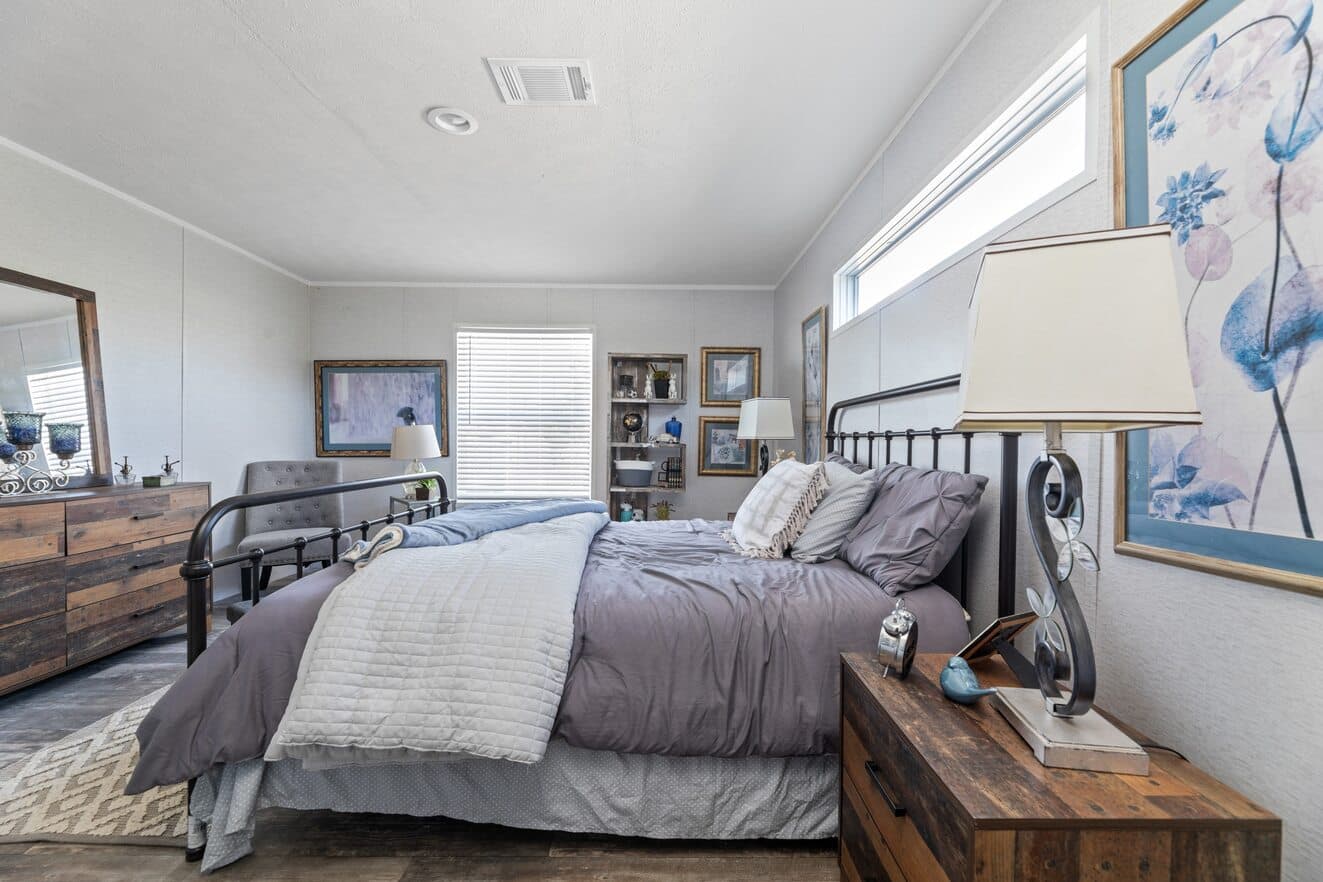 Valu premier 32483g interior and bedroom home features