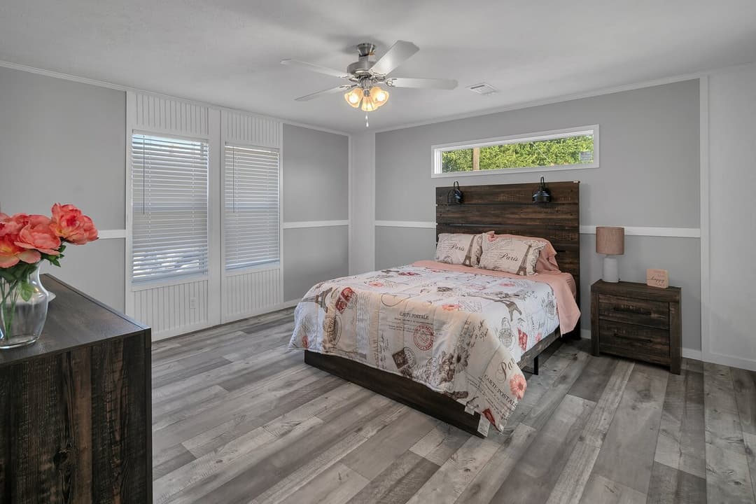 Valu premier 32684g interior and bedroom home features