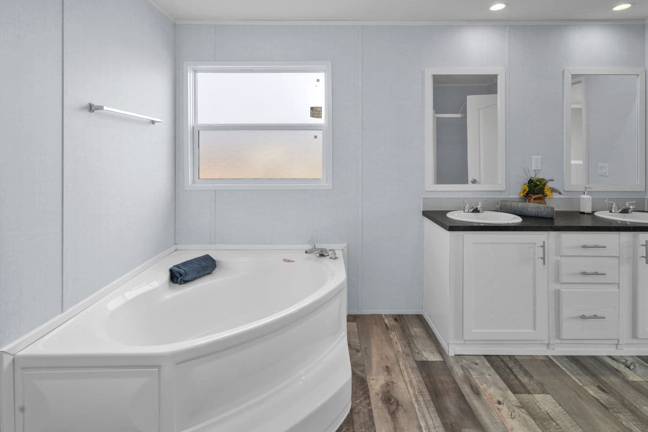 Alamo lite 28724t interior and bathroom home features