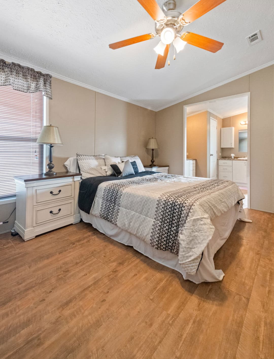 Classic c-1880-32f bedroom home features