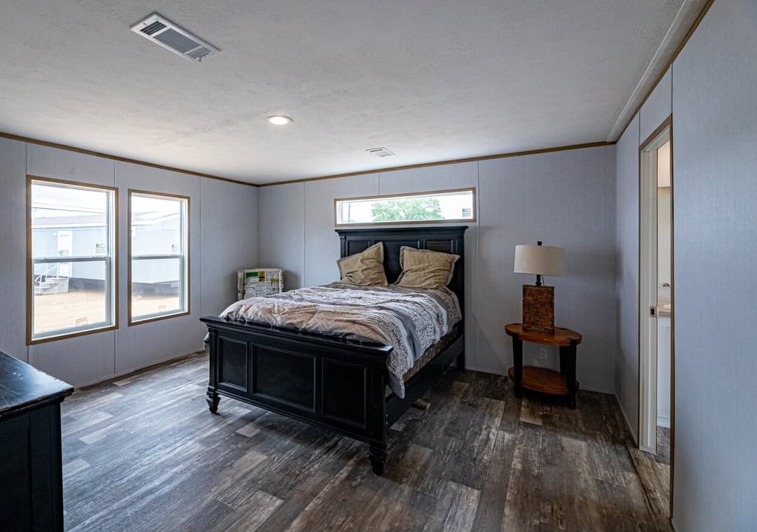 Valu premier 32684g interior and bedroom home features