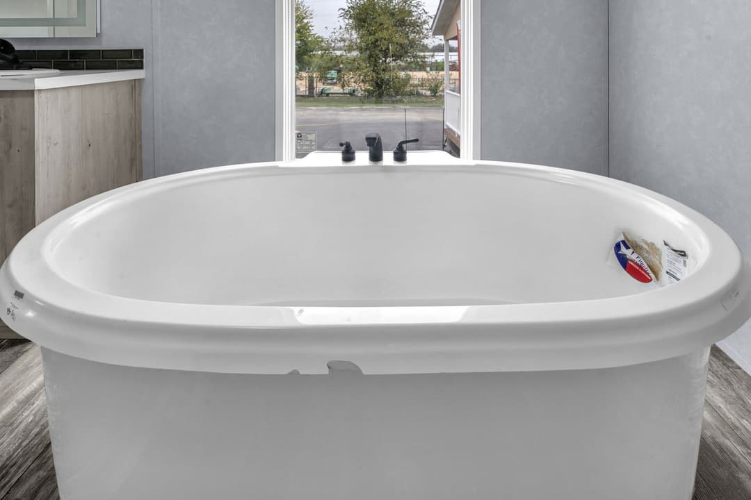 Valu premier 32724g interior and bathroom home features