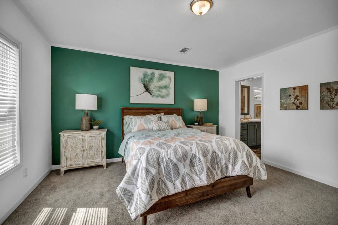 Titan extreme 3272c bedroom home features