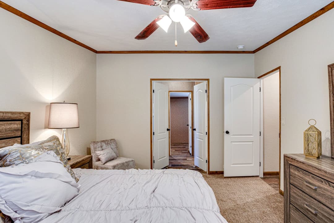 Heritage h-3264-32c bedroom home features